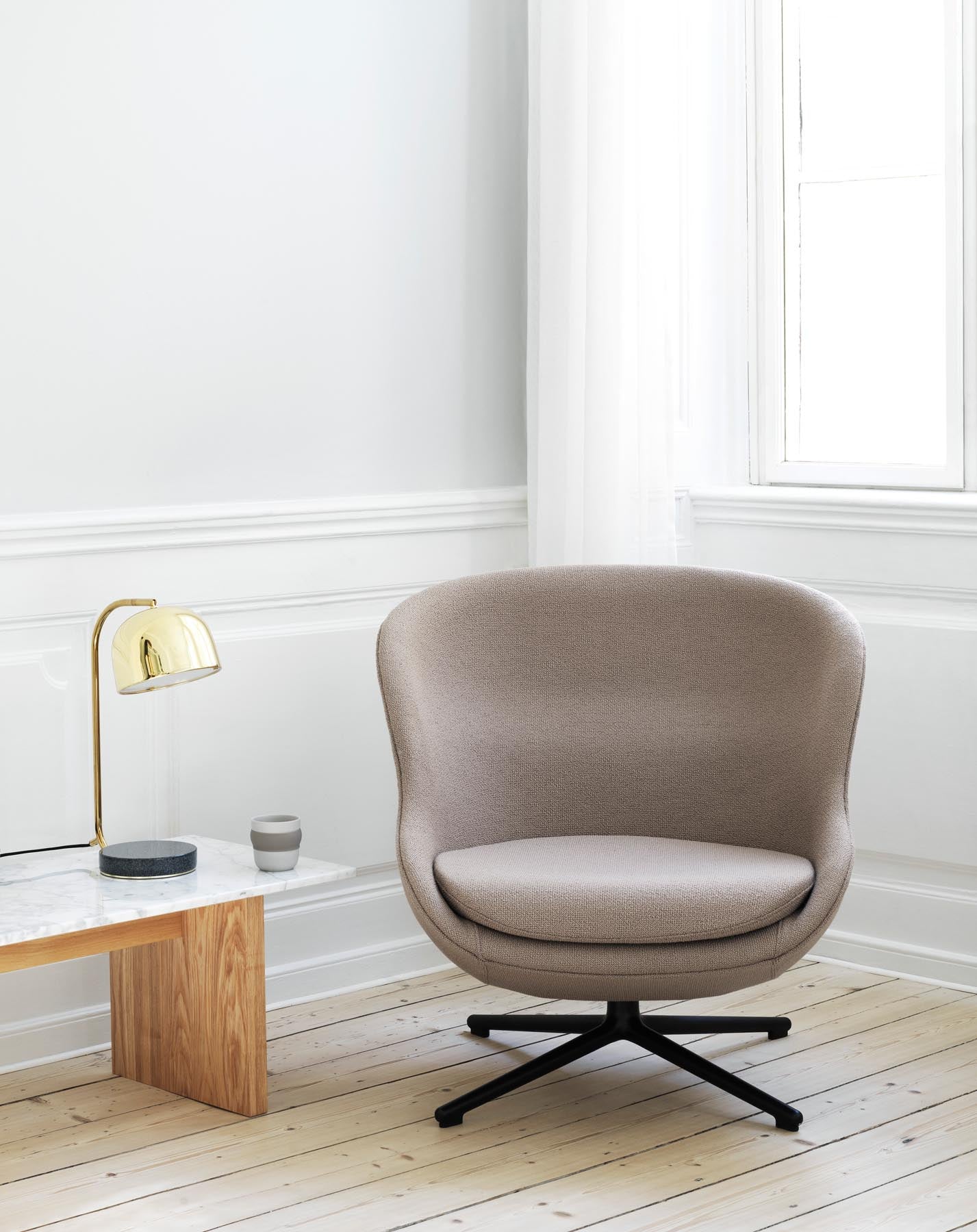 Der Hyg Lounge Drehsessel von Normann Copenhagen vereint Hygge, Komfort und stilvolles Design. Wählen Sie aus vielfältigen Polsterungen.