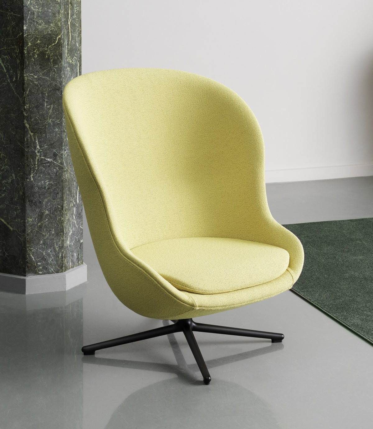Gelber Hyg Lounge-Sessel hoch von Normann Copenhagen mit Drehgestell aus Aluminium, geformte Sitzschale mit hohen, runden Seitenteilen.