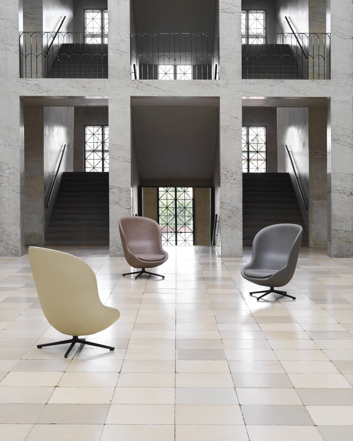 Gelber Hyg Lounge-Sessel hoch von Normann Copenhagen mit Drehgestell aus Aluminium, geformte Sitzschale mit hohen, runden Seitenteilen.