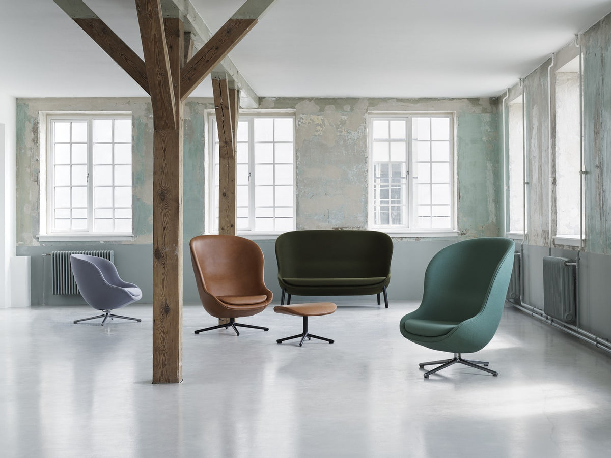 Gelber Hyg Lounge-Sessel hoch von Normann Copenhagen mit Drehgestell aus Aluminium, geformte Sitzschale mit hohen, runden Seitenteilen.