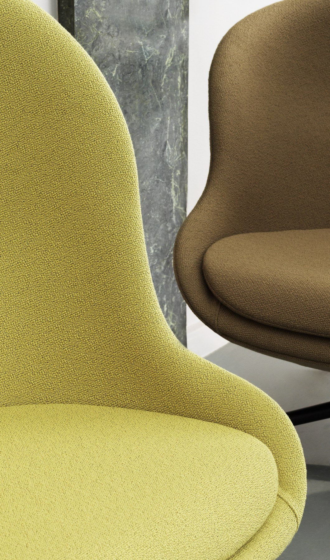 Gelber Hyg Lounge-Sessel von Normann Copenhagen mit hoher, konkaver Sitzschale aus PU-Schaum und Drehgestell aus schwarzem Aluminium.