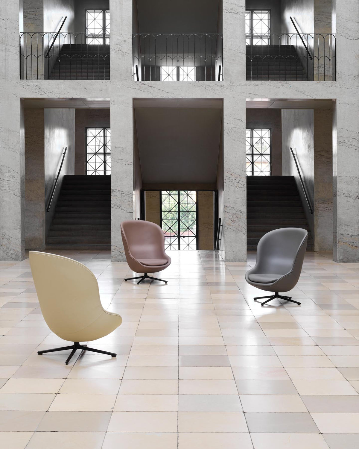Hyg Lounge-Sessel Hoch mit Drehgestell schwarzes Aluminium Ultra Leder in Ultra 41599 präsentiert im Onlineshop von KAQTU Design AG. Drehsessel ist von Normann Copenhagen