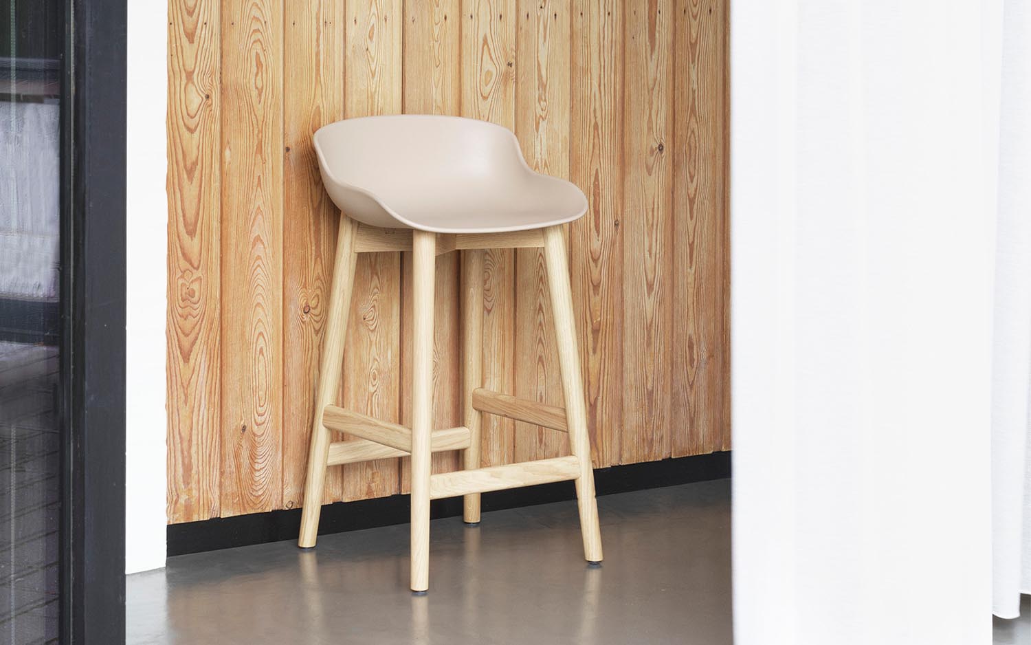 Hyg Barhocker 65 cm Polster Eiche Weiss/Hallingdal in Hallingdal 110 präsentiert im Onlineshop von KAQTU Design AG. Barstuhl ist von Normann Copenhagen