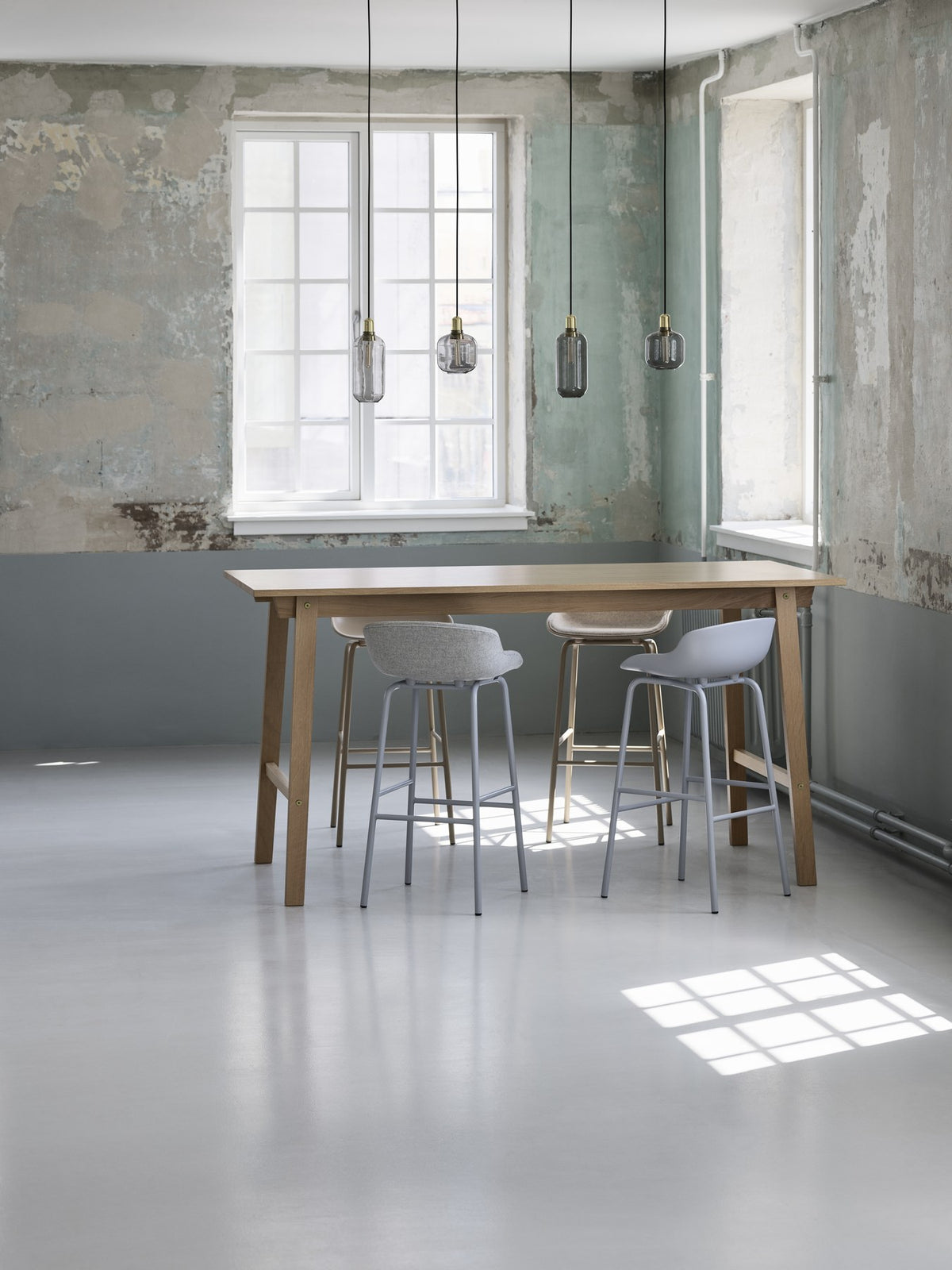 Hyg Barhocker von Normann Copenhagen mit Sitzschale aus Polypropylen, Frontpolster und Gestell aus lackierter Eiche, Sitzhöhe 65 cm.