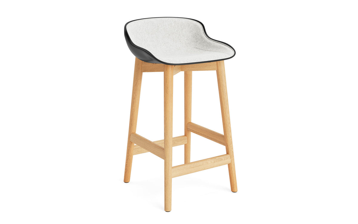 Hyg Barhocker 65 cm Polster Eiche Schwartz/Hallingdal in Hallingdal 110 präsentiert im Onlineshop von KAQTU Design AG. Barstuhl ist von Normann Copenhagen