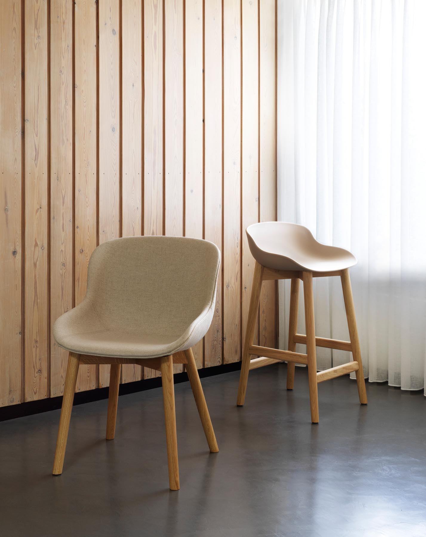 Hyg Barhocker 65 cm Polster Eiche Olive/Remix in Remix 133 präsentiert im Onlineshop von KAQTU Design AG. Barstuhl ist von Normann Copenhagen