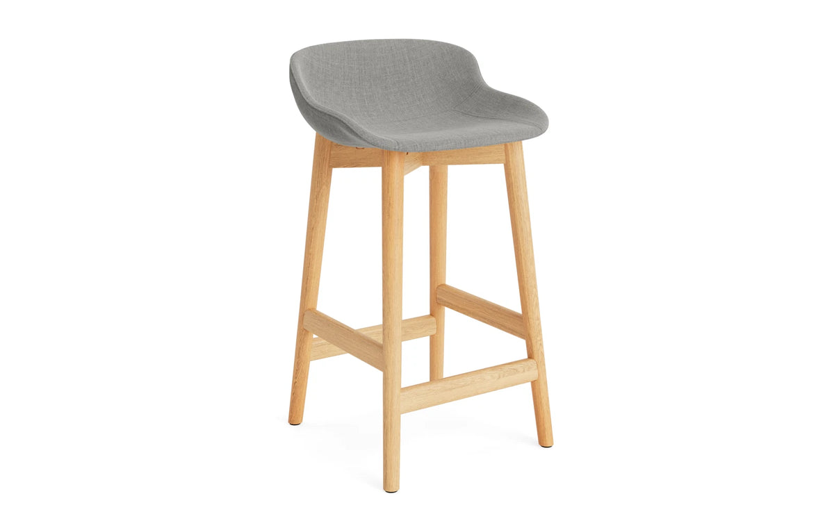 Hyg Barhocker 65 cm vollpolster eiche Remix in Remix 133 präsentiert im Onlineshop von KAQTU Design AG. Barstuhl ist von Normann Copenhagen