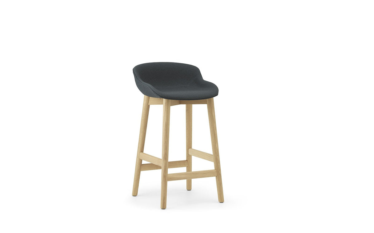 Hyg Barhocker von Normann Copenhagen, vollgepolstert, Sitzschale auf Beinen aus lackierter Eiche, Sitzhöhe 65 cm.
