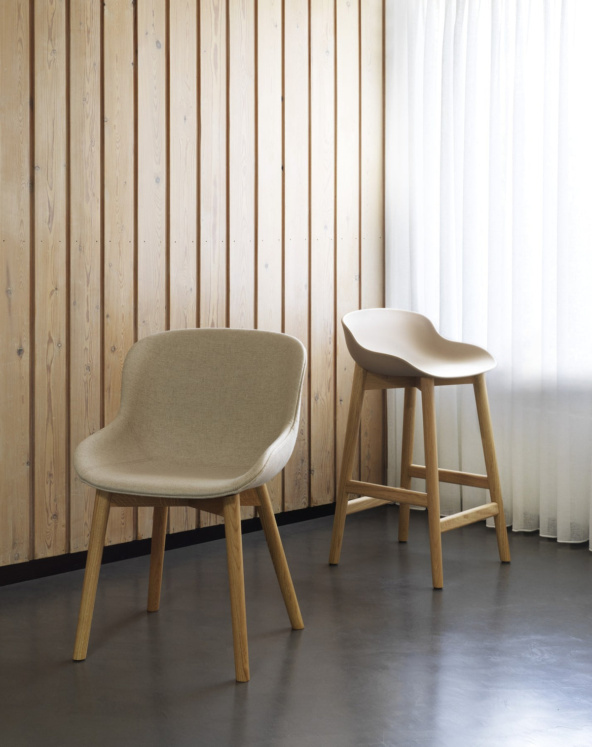 Barhocker Hyg von Normann Copenhagen mit Schale aus Polypropylen, Frontpolster in Beige und Gestell aus Eichenholz, Sitzhöhe 65 cm