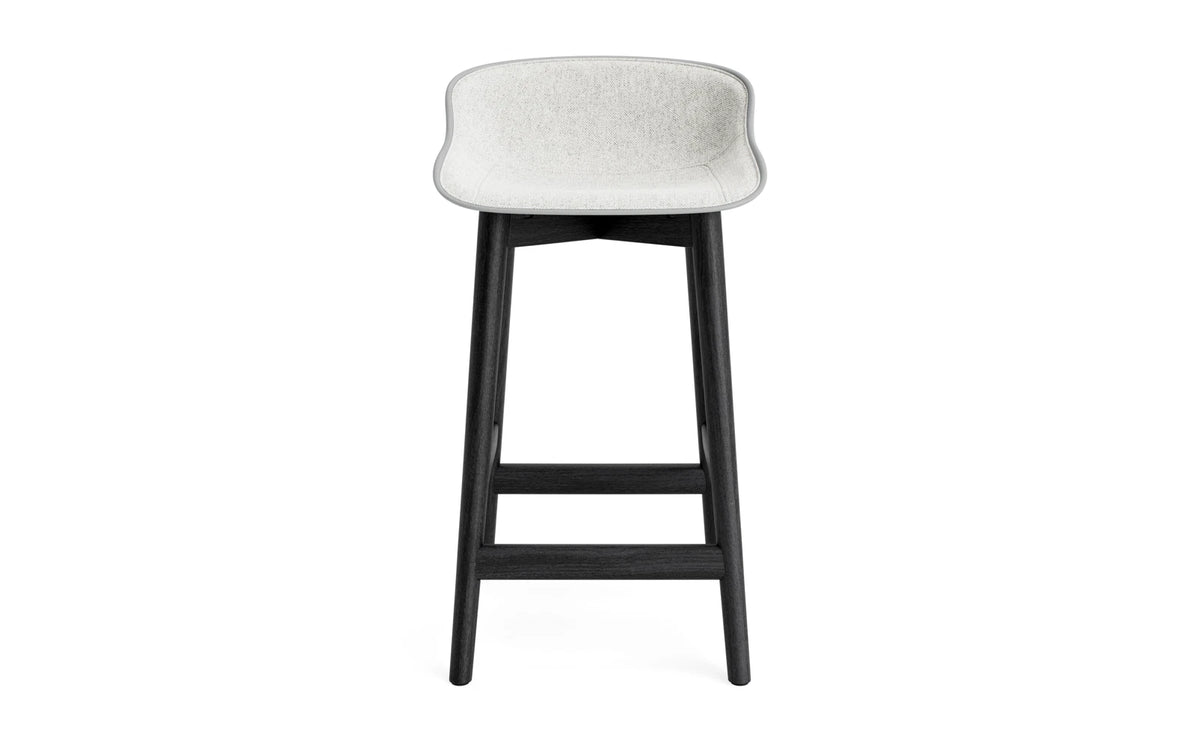 Hyg Barhocker 65 cm Polster Schwartze Eiche Grau/Hallingdal in Hallingdal 110 präsentiert im Onlineshop von KAQTU Design AG. Barstuhl ist von Normann Copenhagen