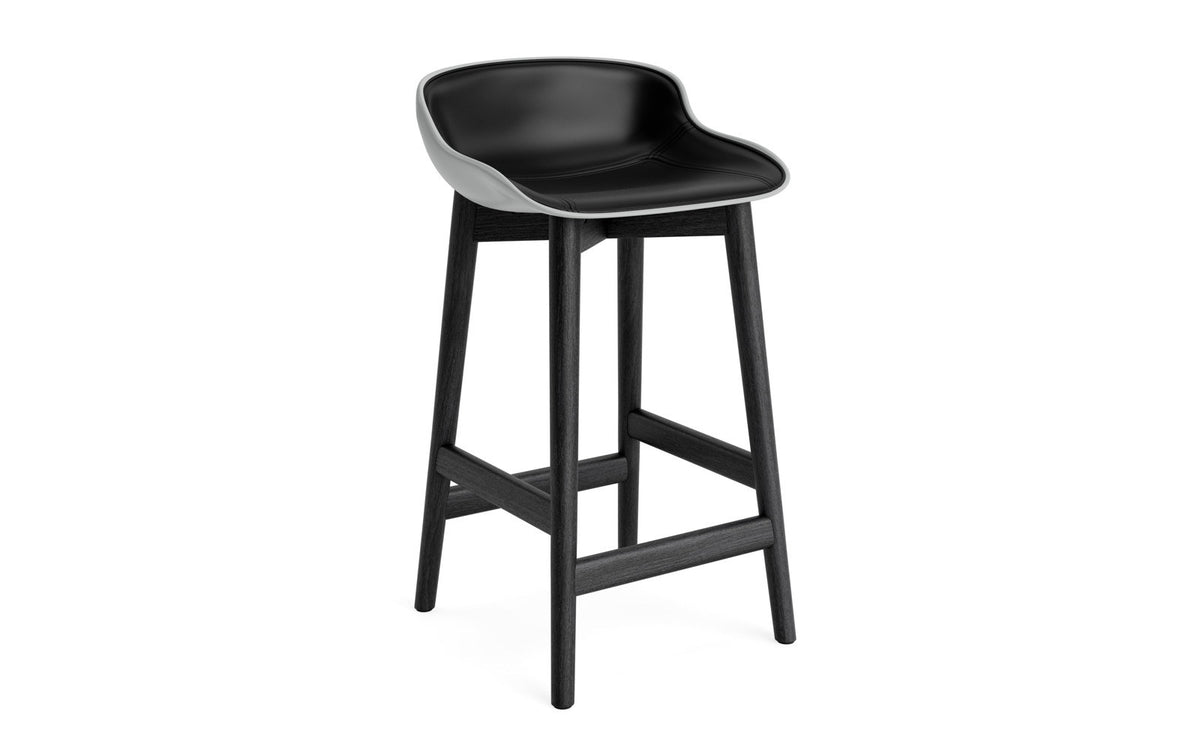 Hyg Barhocker 65 cm Polster Schwartze Eiche Grau/Ultra in Ultra 41599 präsentiert im Onlineshop von KAQTU Design AG. Barstuhl ist von Normann Copenhagen