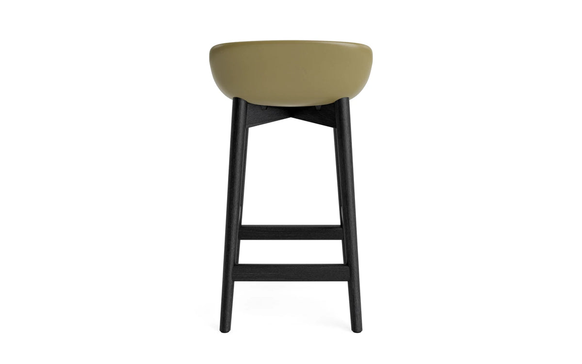 Hyg Barhocker 65 cm Polster Schwarze Eiche Olive/Hallingdal in Hallingdal 110 präsentiert im Onlineshop von KAQTU Design AG. Barstuhl ist von Normann Copenhagen