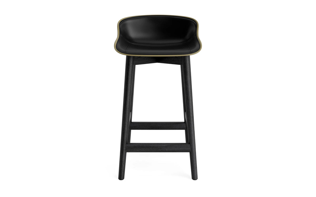 Hyg Barhocker 65 cm Polster Schwarze Eiche Olive/Ultra in Ultra 41599 präsentiert im Onlineshop von KAQTU Design AG. Barstuhl ist von Normann Copenhagen