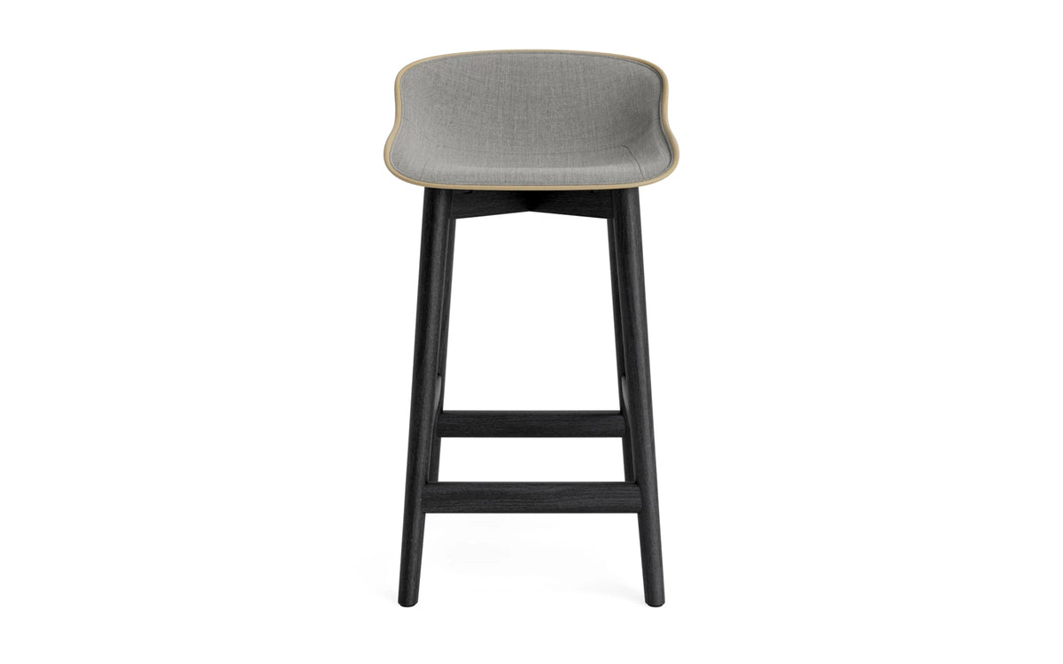 Hyg Barhocker 65 cm Polster Schwarze Eiche Sand/Remix in Remix 133 präsentiert im Onlineshop von KAQTU Design AG. Barstuhl ist von Normann Copenhagen