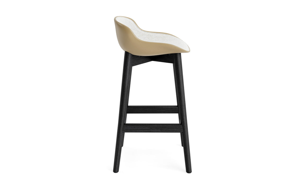 Hyg Barhocker 65 cm Polster Schwarze Eiche Sand/Hallingdal in Hallingdal 110 präsentiert im Onlineshop von KAQTU Design AG. Barstuhl ist von Normann Copenhagen