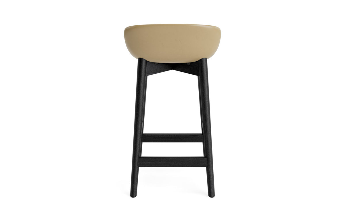 Hyg Barhocker 65 cm Polster Schwarze Eiche Sand/Hallingdal in Hallingdal 110 präsentiert im Onlineshop von KAQTU Design AG. Barstuhl ist von Normann Copenhagen