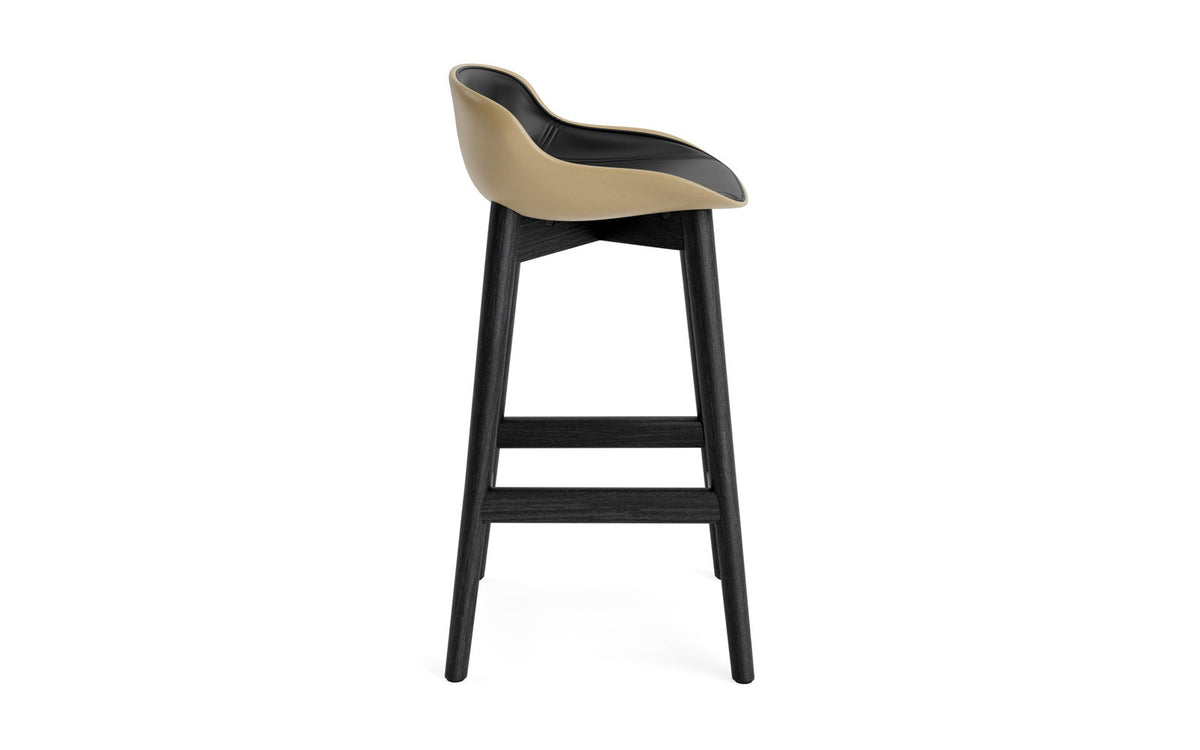 Hyg Barhocker 65 cm Polster Schwarze Eiche Sand/Hallingdal in Ultra 41599 präsentiert im Onlineshop von KAQTU Design AG. Barstuhl ist von Normann Copenhagen