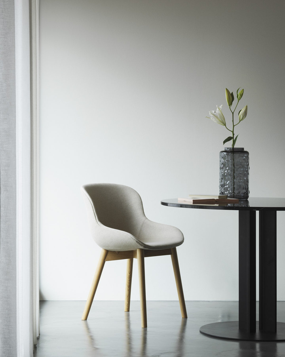 Hyg Barhocker von Normann Copenhagen mit vollständig gepolsterter Sitzschale aus Polypropylen, Gewebebezug UDA25 und lackierten Beinen aus Eiche, Sitzhöhe 65 cm.