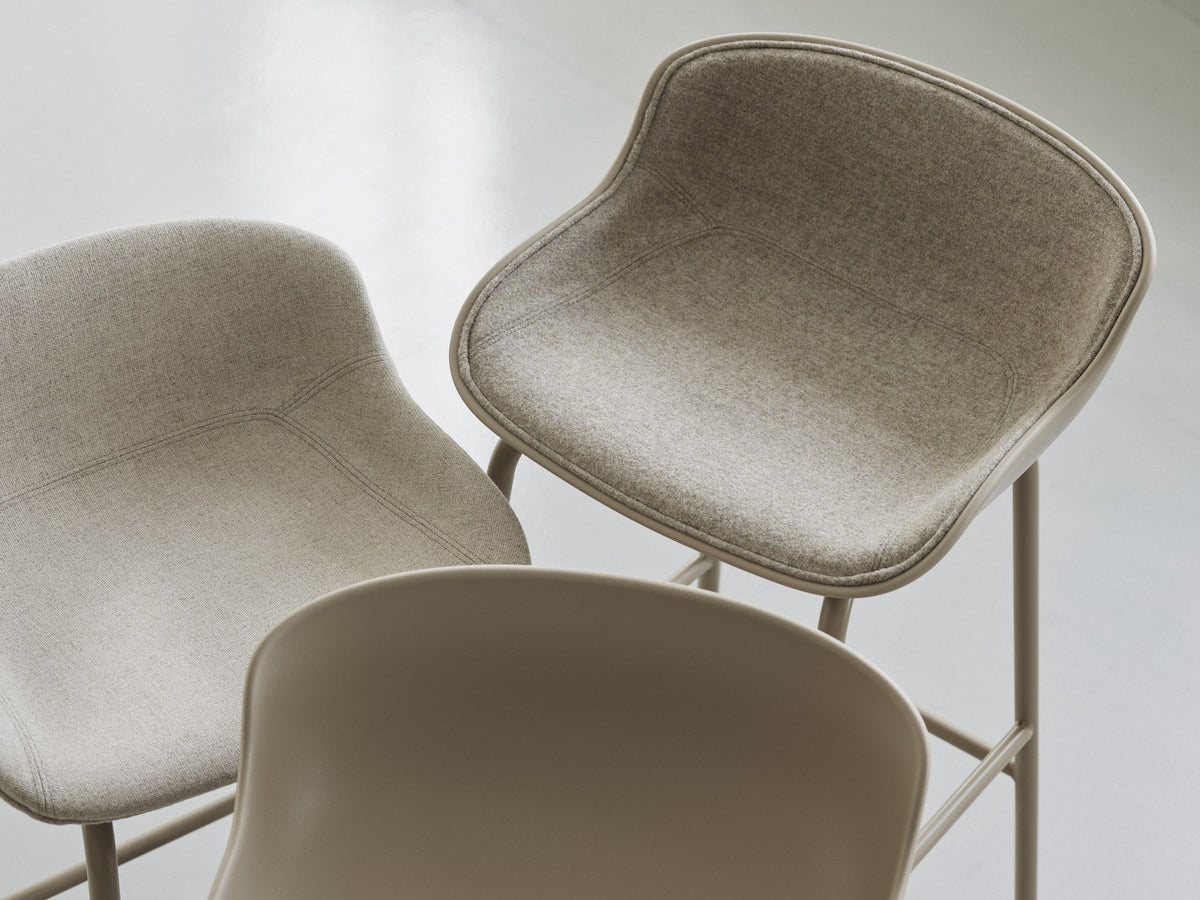 Barhocker Hyg von Normann Copenhagen mit Sitzschale aus Polypropylen in Grau, montiert auf einem Gestell aus Stahl.