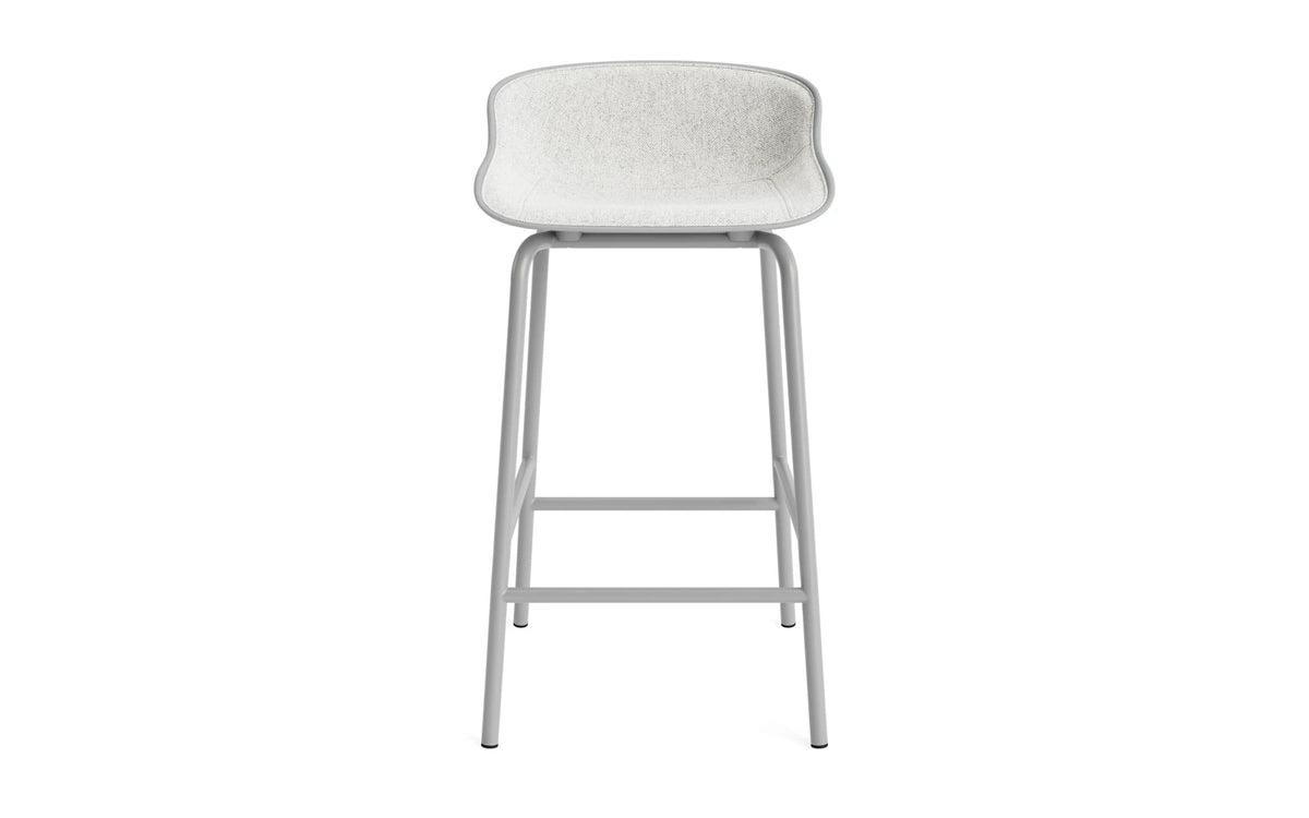 Hyg Barhocker 65 cm Frontpolster Grau Stahl Grau/Hallingdal in Hallingdal 110 präsentiert im Onlineshop von KAQTU Design AG. Barstuhl ist von Normann Copenhagen