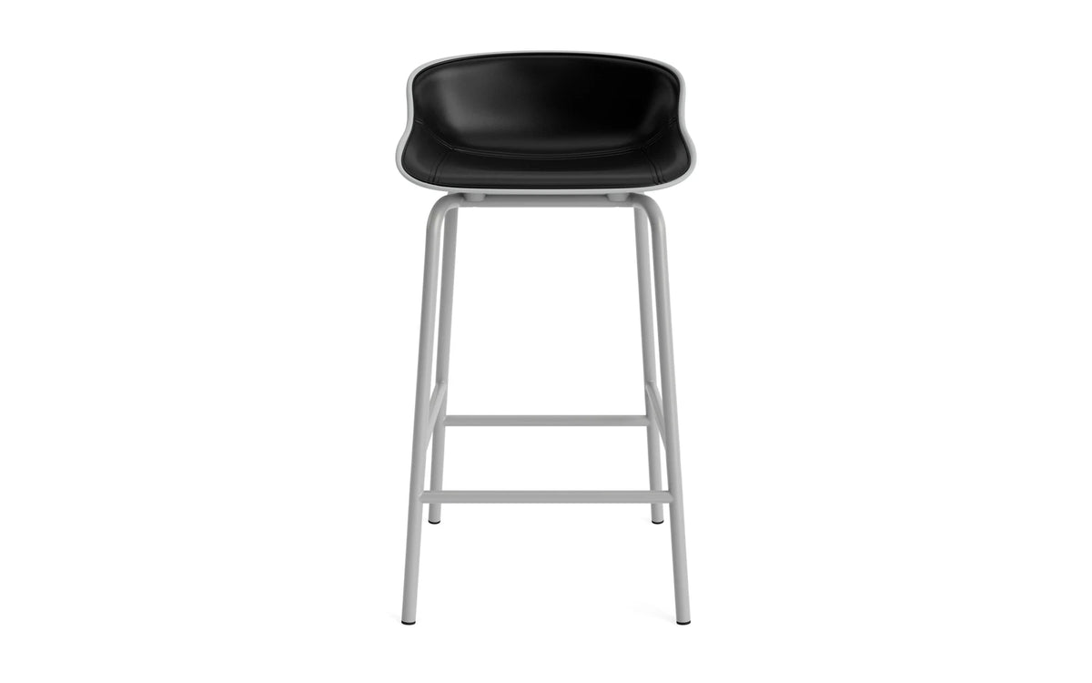 Hyg Barhocker 65 cm Frontpolster Grau Stahl Grau/Ultra in Ultra 41599 präsentiert im Onlineshop von KAQTU Design AG. Barstuhl ist von Normann Copenhagen