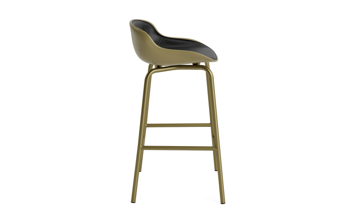 Hyg Barhocker 65 cm Frontpolster Stahl Olive/Ultra in Ultra 41599 präsentiert im Onlineshop von KAQTU Design AG. Barstuhl ist von Normann Copenhagen