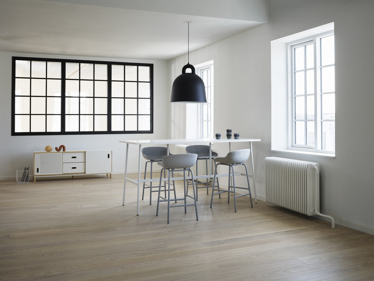 Grauer Barhocker Hyg von Normann Copenhagen mit Polypropylen-Schale, gepolsterter Sitzfläche und pulverbeschichtetem Stahlgestell.