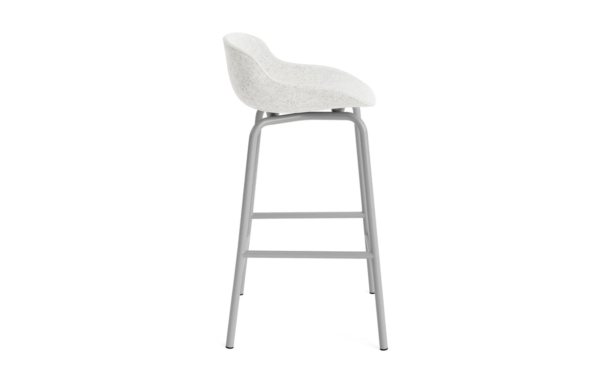 Hyg Barhocker 65 cm Vollpolster Stahl Grau/Hallingdal in Hallingdal 110 präsentiert im Onlineshop von KAQTU Design AG. Barstuhl ist von Normann Copenhagen