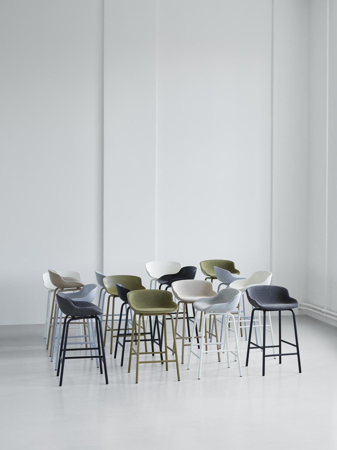 Der Hyg Barhocker von Normann Copenhagen vereint dänische Hygge mit Komfort. Gepolstert, 65 cm hoch, ideal für gemütliche Räume.