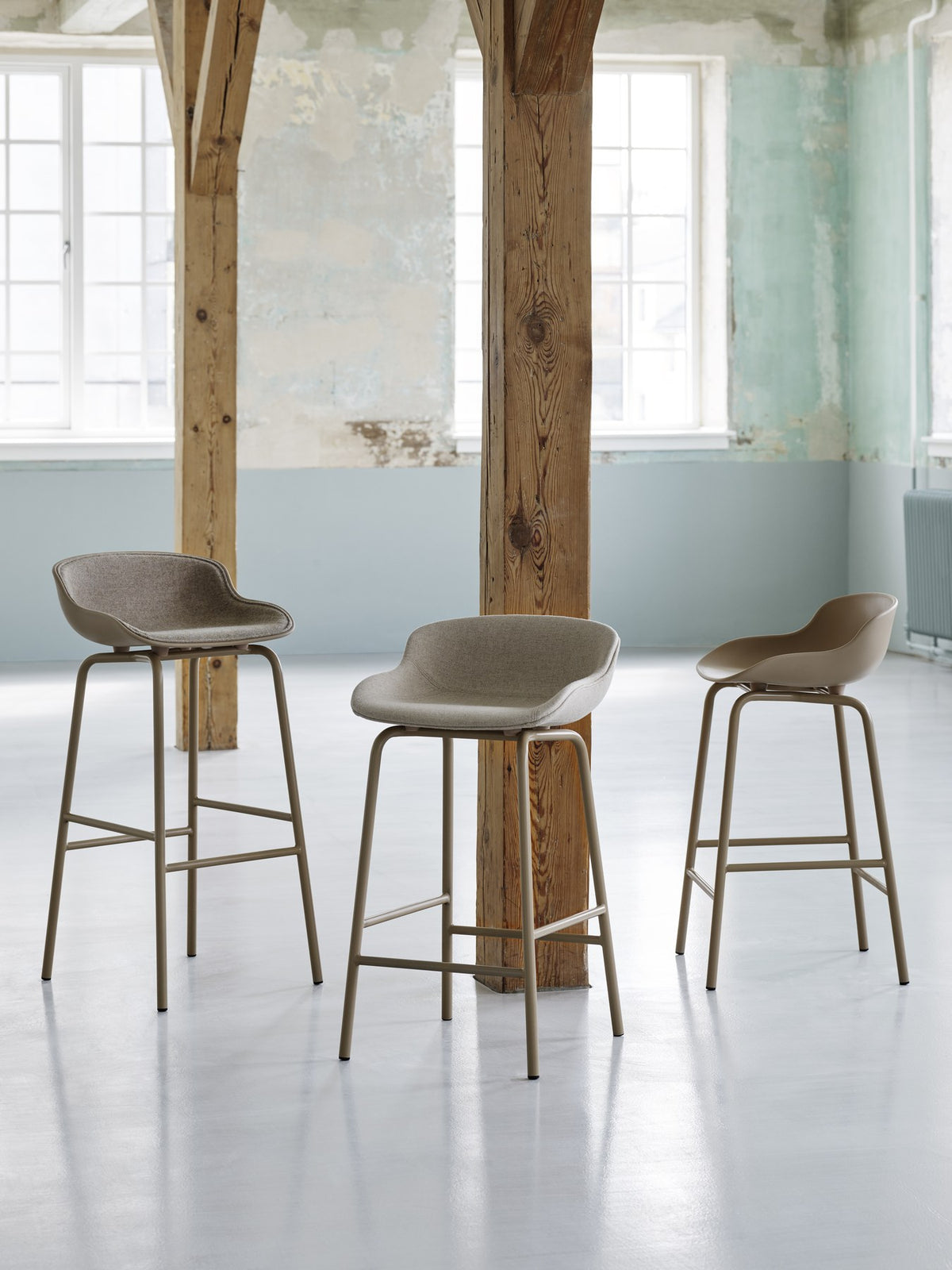 Barhocker Hyg von Normann Copenhagen in Grau mit vollgepolsterter Sitzschale, organisch geschwungener Form und Gestell aus pulverbeschichtetem Stahl.