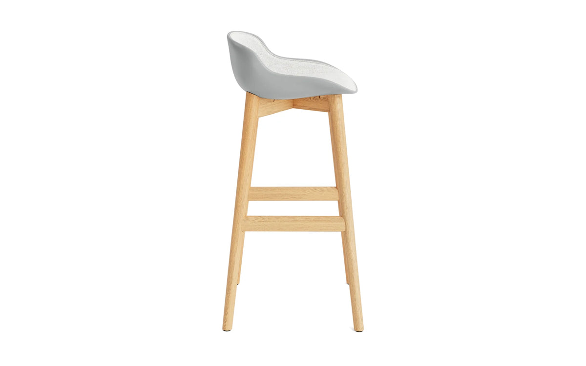 Hyg Barhocker 75 cm Polster Eiche Grau/Hallingdal in Hallingdal 110 präsentiert im Onlineshop von KAQTU Design AG. Barstuhl ist von Normann Copenhagen