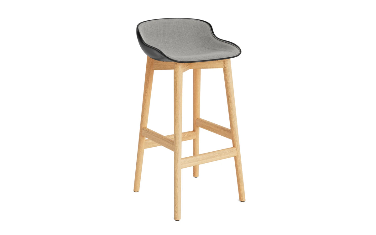 Hyg Barhocker 75 cm Polster Eiche Schwartz/Remix in Remix 133 präsentiert im Onlineshop von KAQTU Design AG. Barstuhl ist von Normann Copenhagen