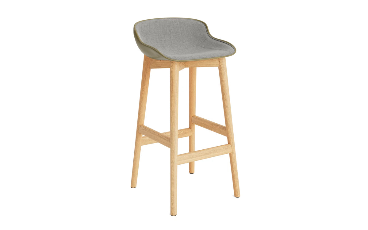 Hyg Barhocker 75 cm Polster Eiche olive/Remix in Remix 133 präsentiert im Onlineshop von KAQTU Design AG. Barstuhl ist von Normann Copenhagen
