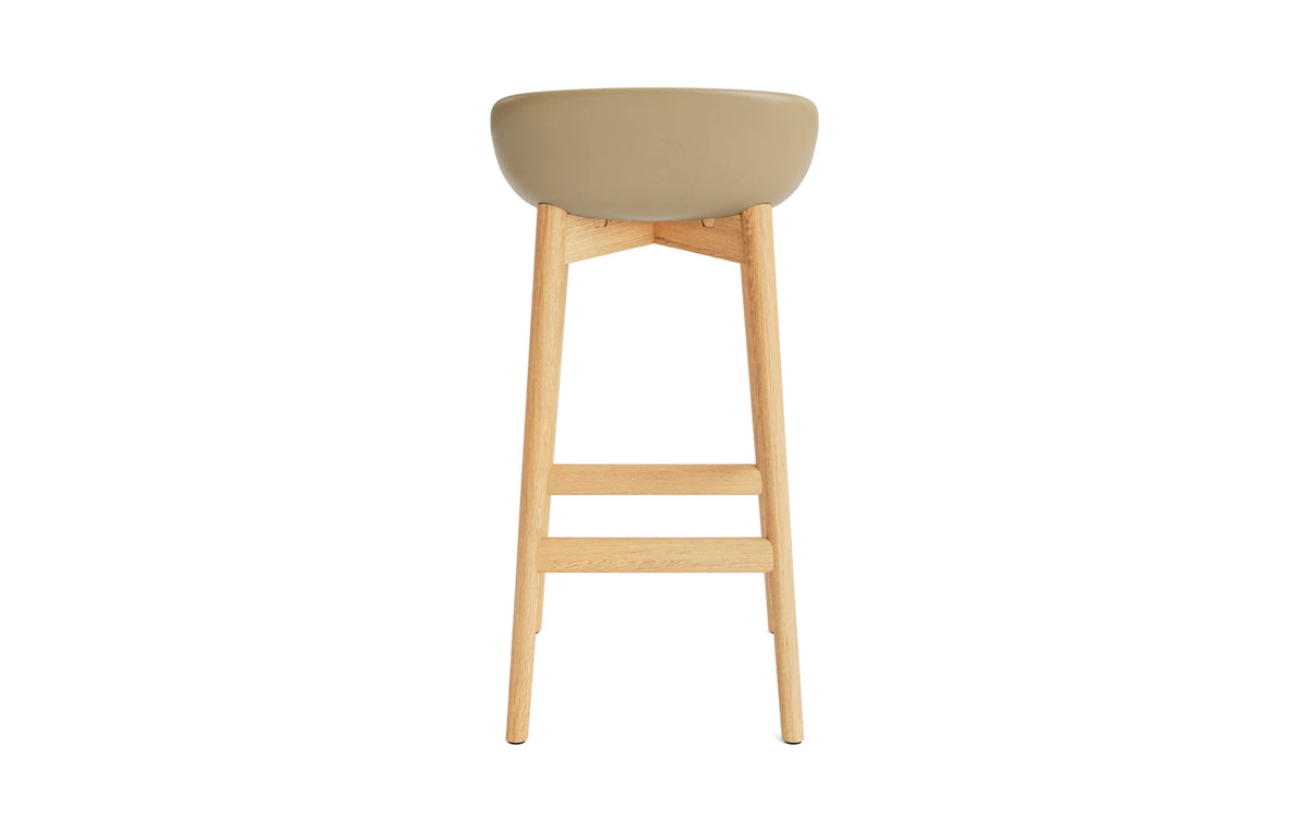 Hyg Barhocker 75 cm Polster Eiche Sand/Hallingdal in Hallingdal 110 präsentiert im Onlineshop von KAQTU Design AG. Barstuhl ist von Normann Copenhagen