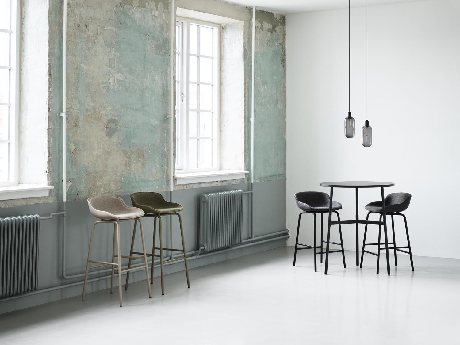 Hyg Barhocker 75 cm Polster Schwartze Eiche Weiss/Remix in Remix 133 präsentiert im Onlineshop von KAQTU Design AG. Barstuhl ist von Normann Copenhagen