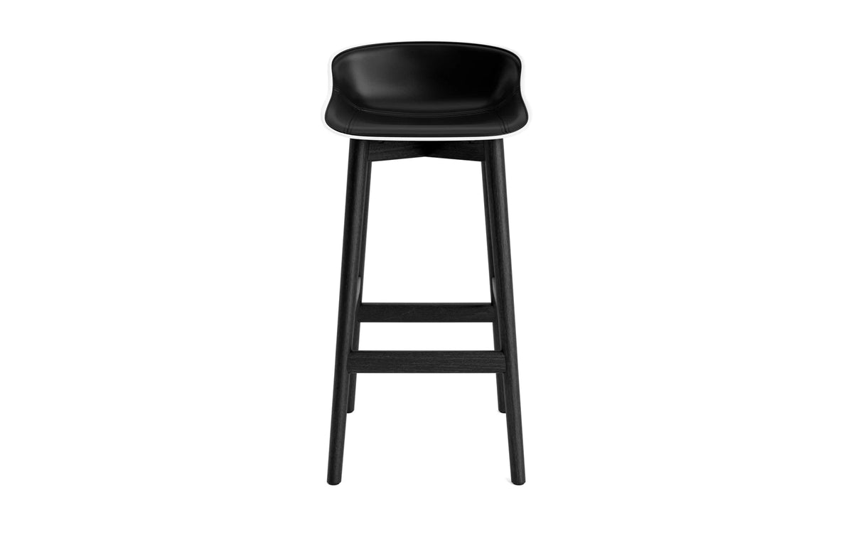 Hyg Barhocker 75 cm Polster Schwartze Eiche Weiss/Ultra in Ultra 41599 präsentiert im Onlineshop von KAQTU Design AG. Barstuhl ist von Normann Copenhagen