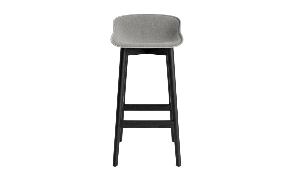 Hyg Barhocker 75 cm Polster Schwarze Eiche Grau/Remix in Remix 133 präsentiert im Onlineshop von KAQTU Design AG. Barstuhl ist von Normann Copenhagen
