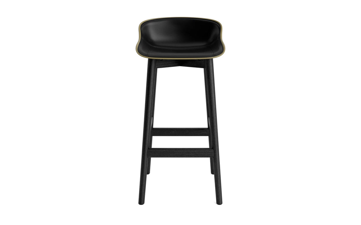 Hyg Barhocker 75 cm Polster Schwarze Eiche olive/Ultra in Ultra 41599 präsentiert im Onlineshop von KAQTU Design AG. Barstuhl ist von Normann Copenhagen