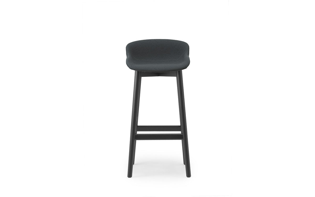Hyg Barhocker von Normann Copenhagen mit vollgepolsterter Sitzschale in UDA25, Gestell aus bemalter und lackierter Eiche, Sitzhöhe 75 cm.