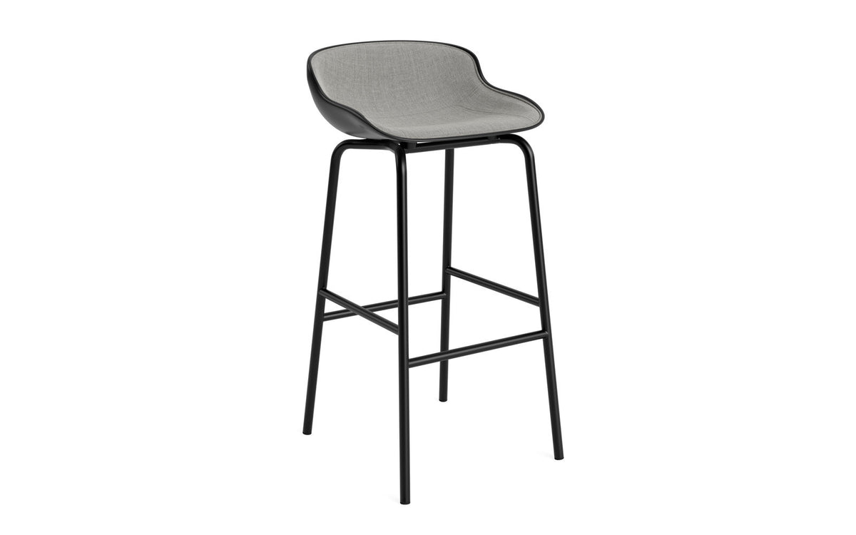 Barhocker Hyg von Normann Copenhagen mit organisch geformter Schale aus Polypropylen, Stoffpolster Remix 133 und Gestell aus pulverbeschichtetem Stahl, Sitzhöhe 75 cm.