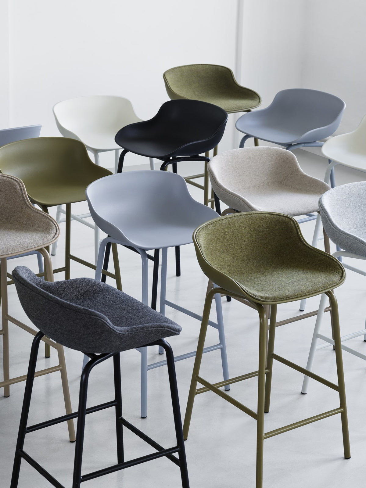 Barhocker Hyg von Normann Copenhagen mit Frontpolster in Grau, Sitzschale aus Polypropylen und Gestell aus Stahl, Sitzhöhe 75 cm.