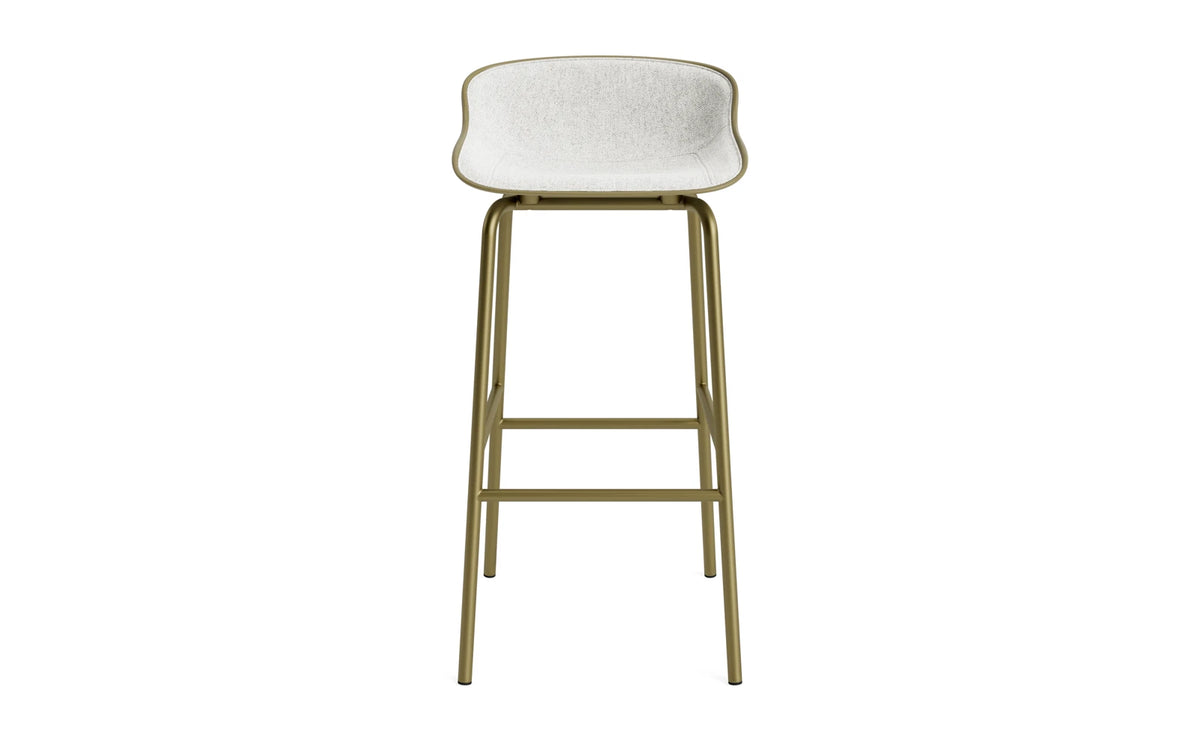Hyg Barhocker 75 cm Frontpolster Stahl Olive/Hallingdal in Hallingdal 110 präsentiert im Onlineshop von KAQTU Design AG. Barstuhl ist von Normann Copenhagen