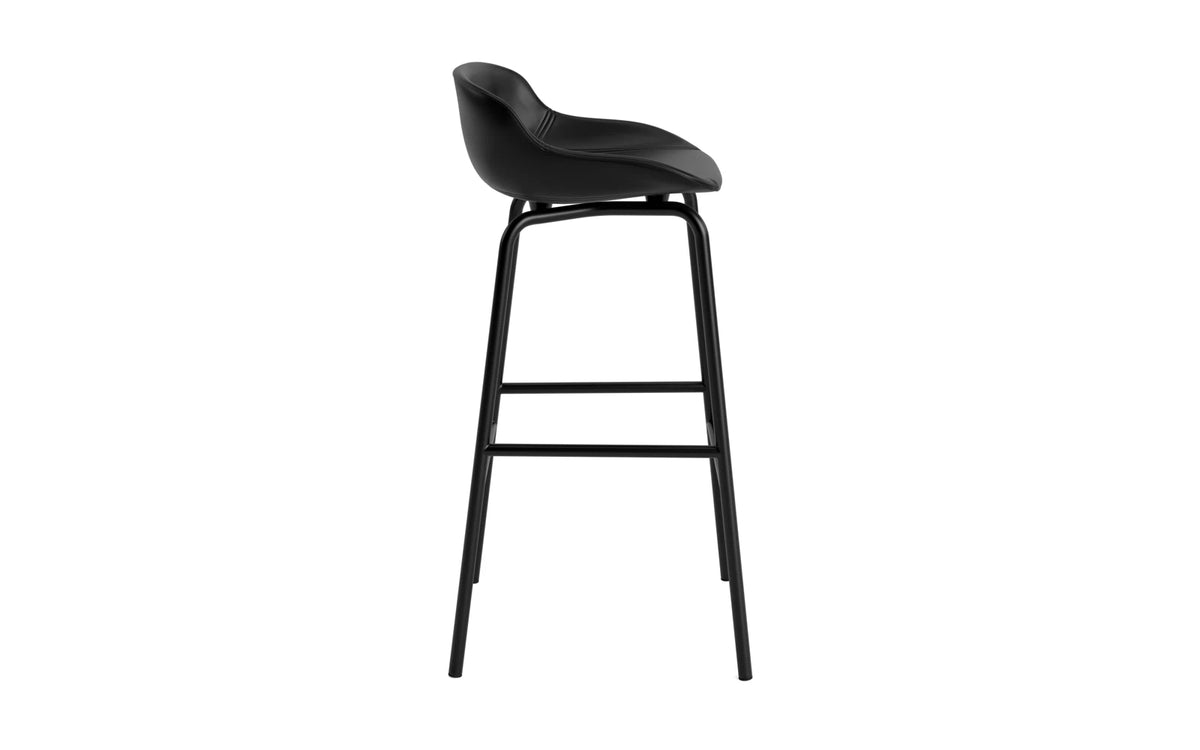 Hyg Barhocker 75 cm gepolstert schwarzes stahl Ultra leder in Ultra 41599 präsentiert im Onlineshop von KAQTU Design AG. Barhocker ist von Normann Copenhagen