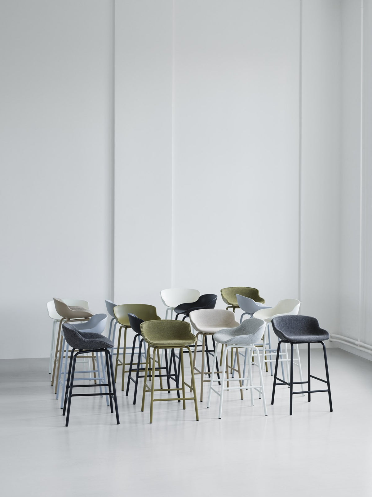 Hyg Barhocker von Normann Copenhagen in Grau: vollgepolsterte Sitzschale mit organisch geschwungener Form auf pulverbeschichtetem Stahlgestell, Sitzhöhe 75 cm.