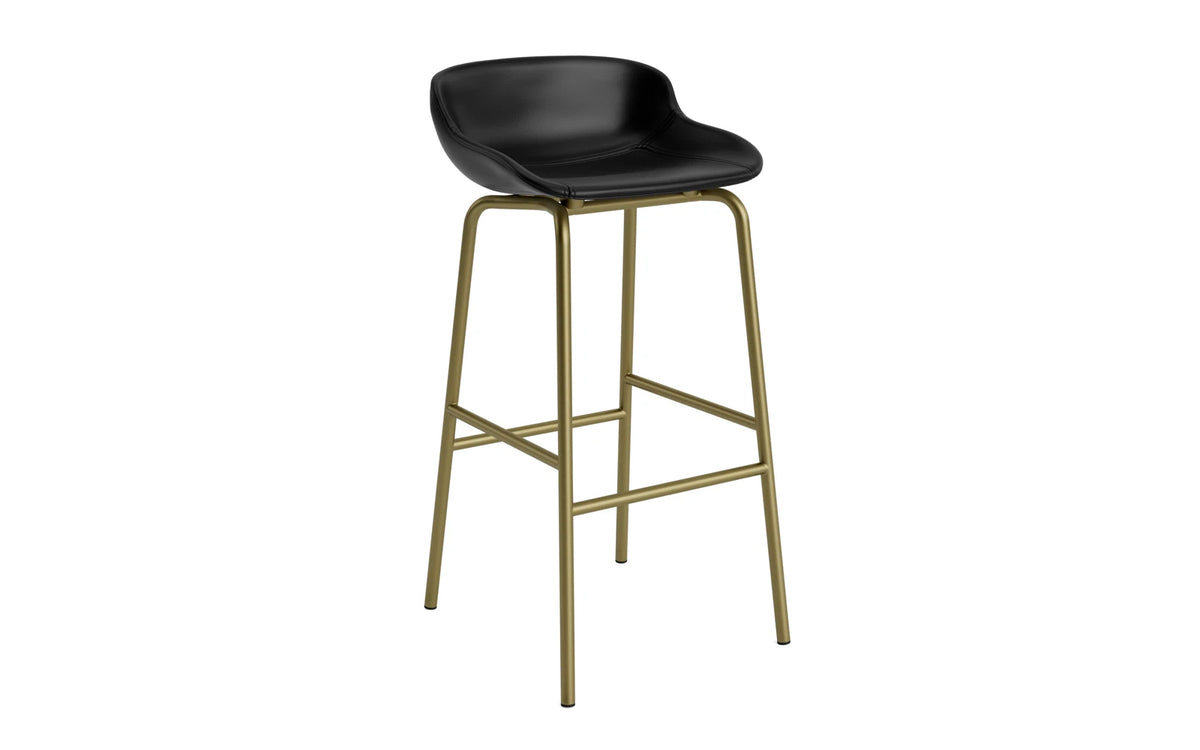 Hyg Barhocker 75 cm Frontpolster Olive Stahl Ultra in Ultra 41599 präsentiert im Onlineshop von KAQTU Design AG. Barstuhl ist von Normann Copenhagen