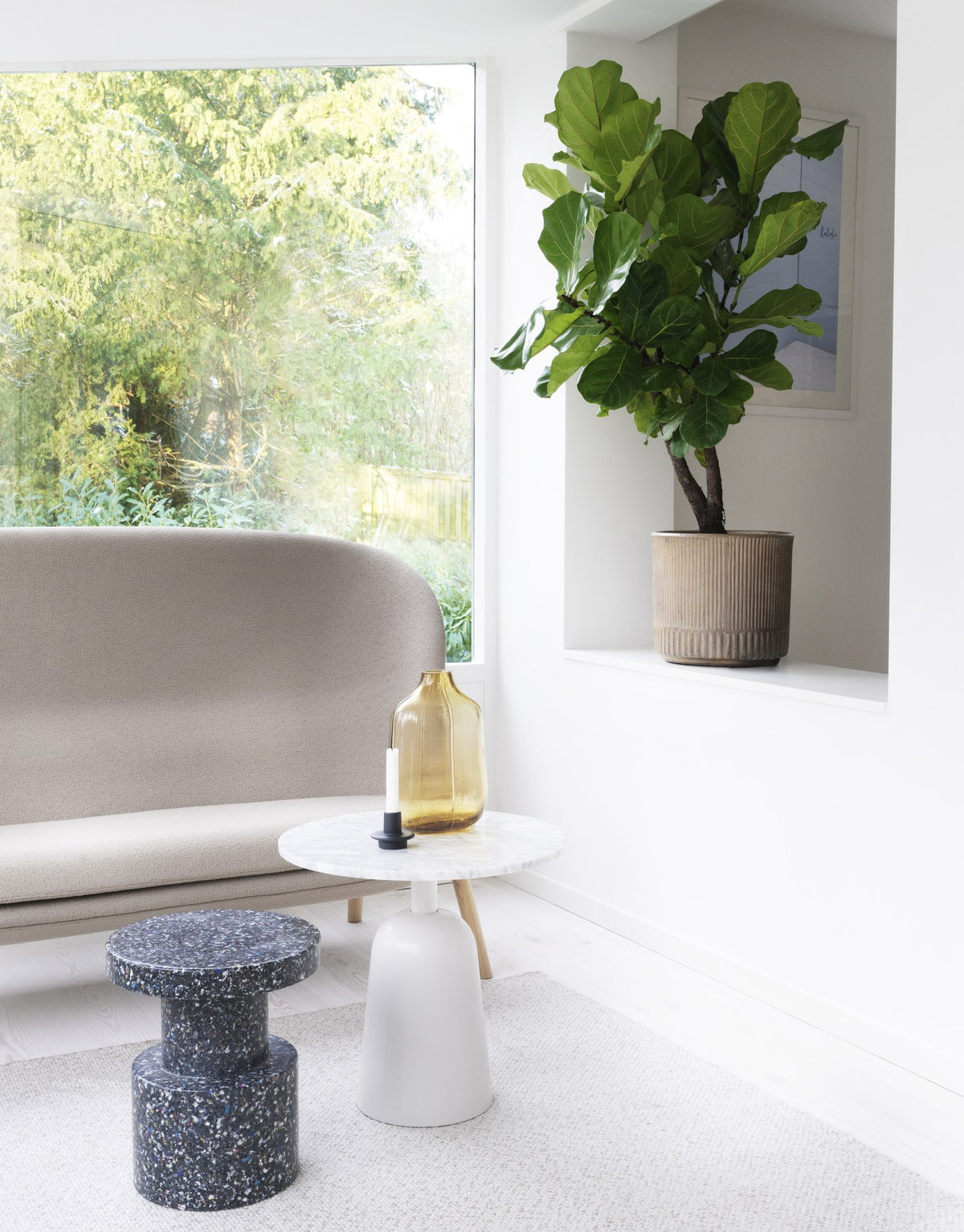 Hyg 2er Sofa von Normann Copenhagen in Beige mit Beinen aus schwarzer Eiche, geschwungene Form mit hohen Seitenteilen und breiter Sitzfläche.