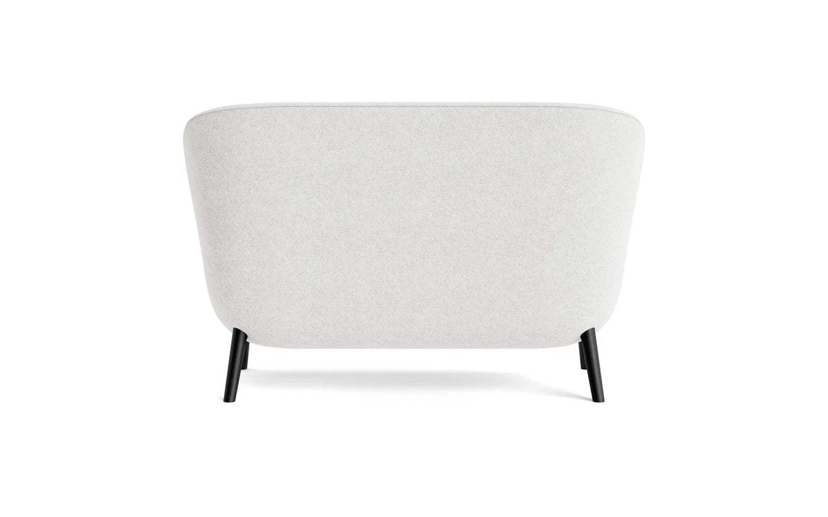 Hyg Sofa Schwartze Eiche Hallingdal in Hallingdal 110 präsentiert im Onlineshop von KAQTU Design AG. 2er Sofa ist von Normann Copenhagen