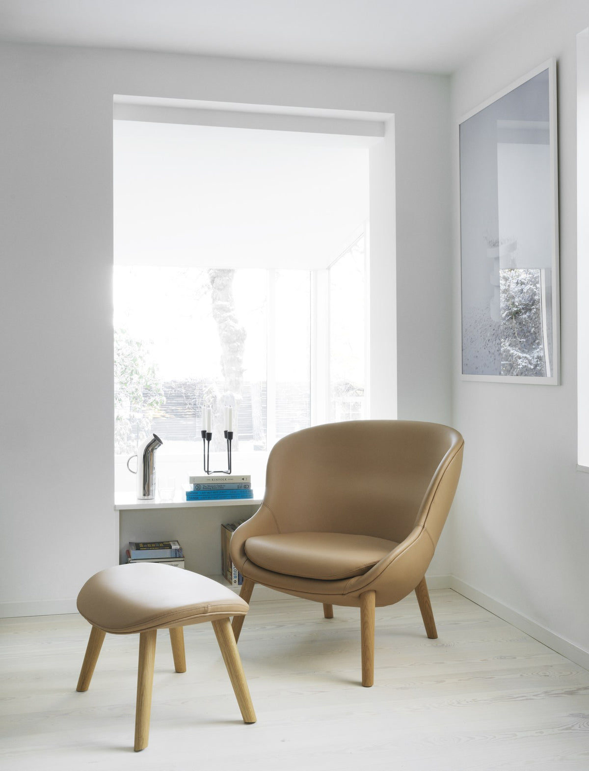 Fusshocker Hyg von Normann Copenhagen in Beige mit Eichenbeinen, gepolstert mit geformtem PU-Schaum, abgerundete Form.