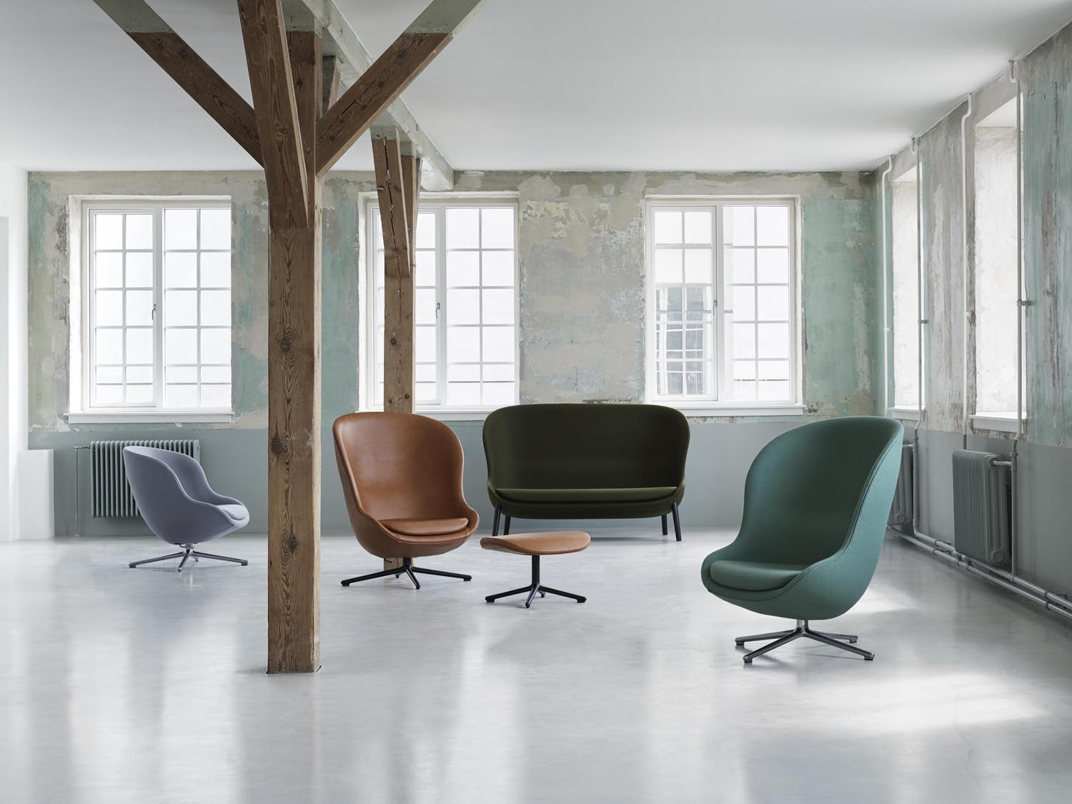 Der drehbare Hyg Fusshocker von Normann Copenhagen vereint Komfort und stilvolles Design. Perfekt für gemütliche Hygge-Momente.