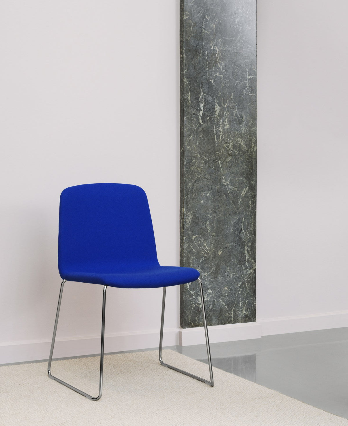 Gepolsterter Just Stuhl von Normann Copenhagen mit schlanker Sitzschale aus Ahornfurnier und verchromtem Metallgestell.